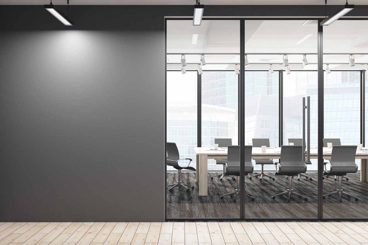 Salle de réunion vue d'un couloir.